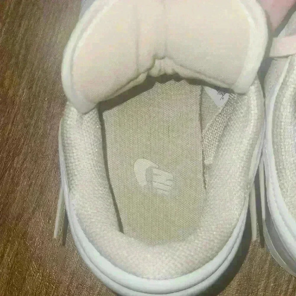 Nike sneakers size 8.5 EUC. - Picture 5 of 7